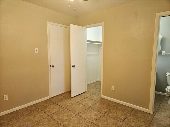 Building Photo - 207 Shadow Oaks Dr