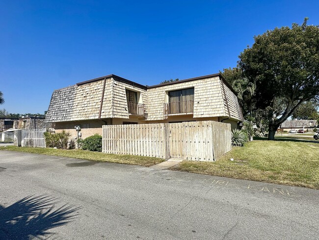 Building Photo - 230 Lake Arbor Dr