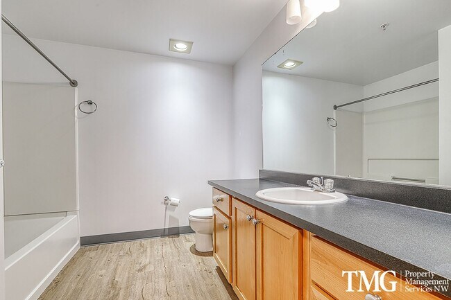 Building Photo - 2 Bed 2 Bath Downtown 3rd Floor Condo Wate...