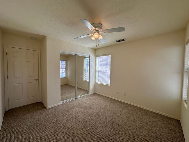 Building Photo - Beautiful 3 Bed / 2 Bath Home Backing to Cerbat Cliffs Golf Course!