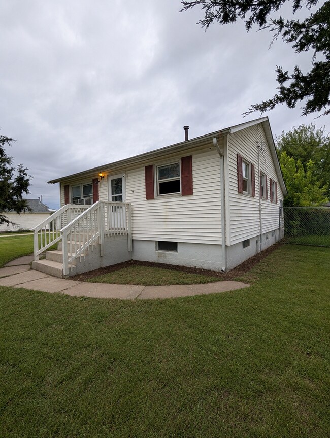 Building Photo - Cozy Country Style Living Just Minutes From Davenport Conveniences!