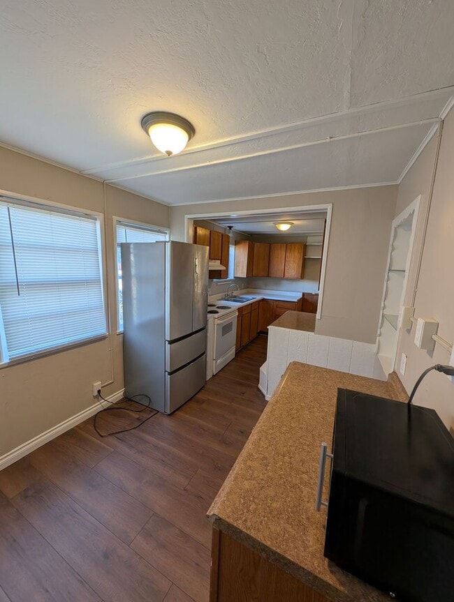 Building Photo - Available Now in Navy Yard City! New Floors & Paint! Tons of Space & Storage.