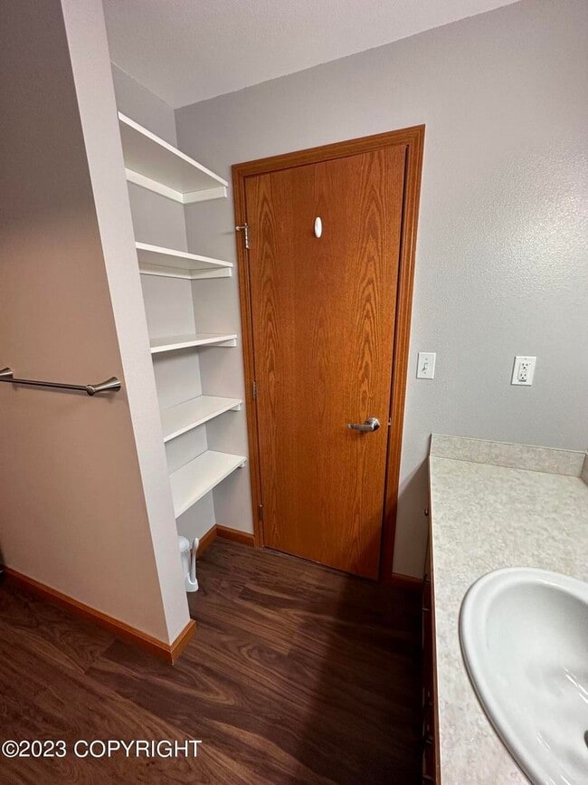 Building Photo - Beautiful park place condo