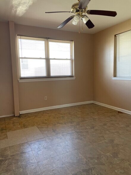 Laundry/bonus room - 7925 Danube Rd