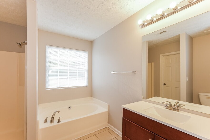 Building Photo - 458 Old Tree Dr