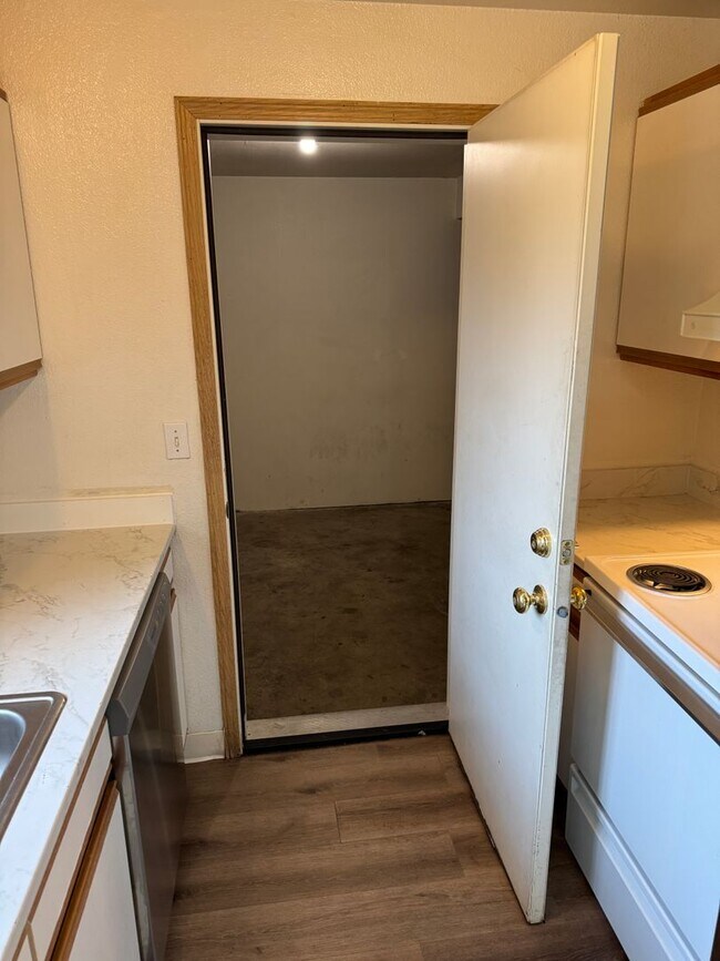 Building Photo - Freshly recently updated 3-bedroom 2-bathroom duplex with garage!