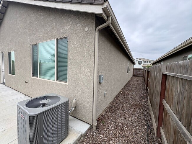 Building Photo - NW Visalia Home For Rent! Close to sports park & shopping centers!