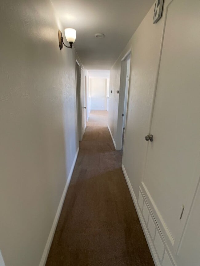 Building Photo - Camarillo 4 Bed 2 Bath Single Story Home on Corner Lot