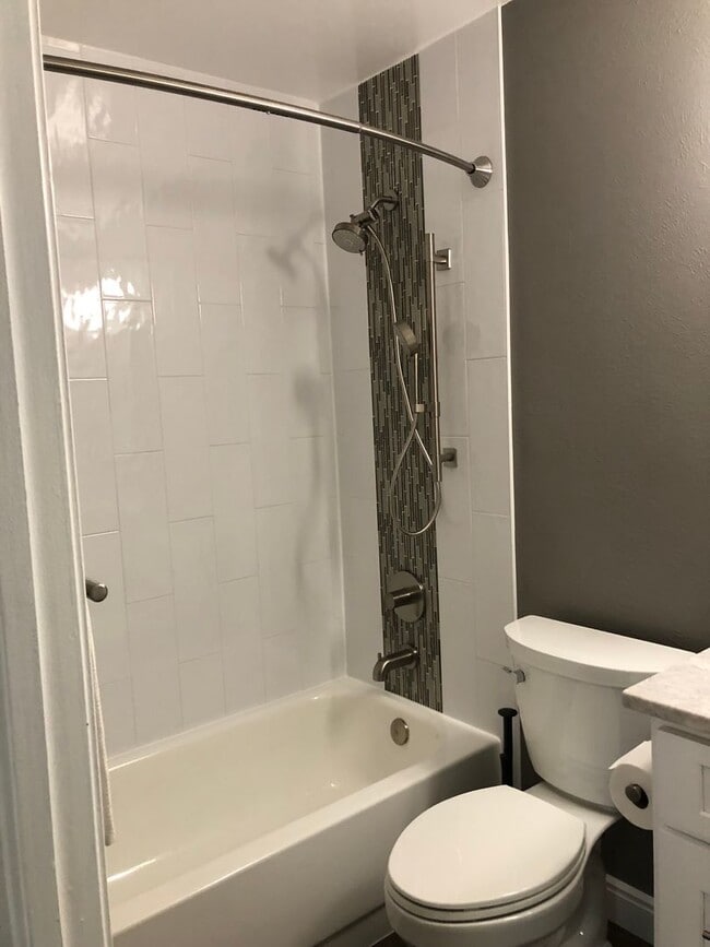 Building Photo - Price reduced!! Luxury 2 Bed 1 Bath Condo w/ ATTACHED GARAGE