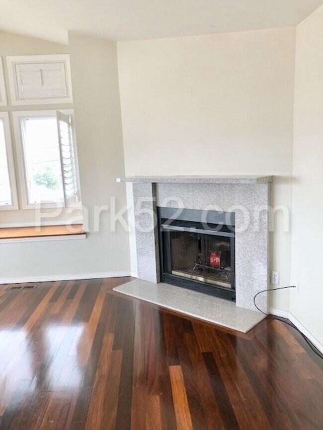 Building Photo - 3 Bedroom Single Family Home - Views!