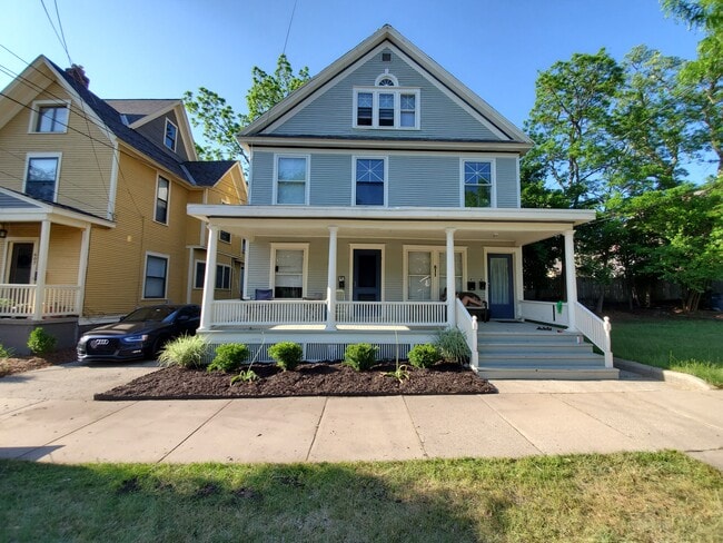 Building Photo - 611 Evans St SE