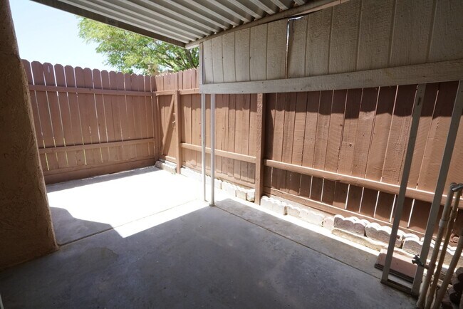 Building Photo - 3619 Villa Knolls E Dr