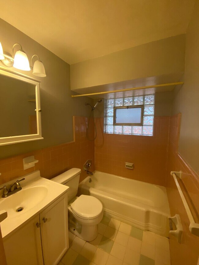 Building Photo - 3 Bed 2 Bath house with finished basement