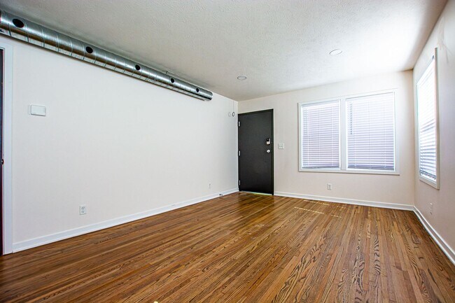 Building Photo - 116-118 N 32nd Avenue