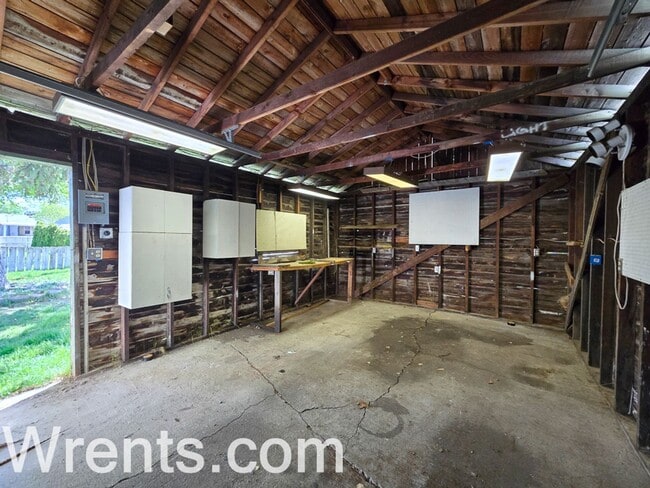Building Photo - charming 2-bedroom, 1-bathroom ranch-style...
