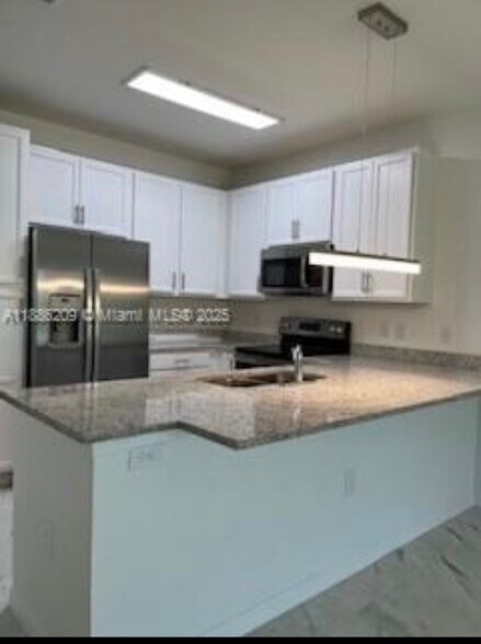 Building Photo - 6270 SW 47th Ct