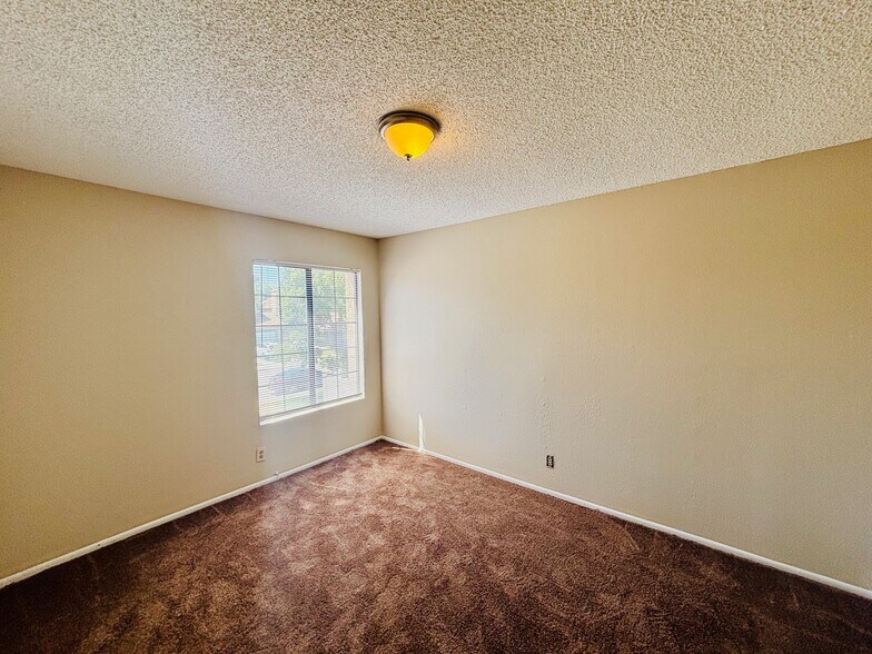 Building Photo - 43242 Cottage Ln