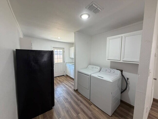 Building Photo - "Charming 2-Bed Hideaway with Modern Comforts in Edinburg – 840 Sq Ft of Cozy Living!"