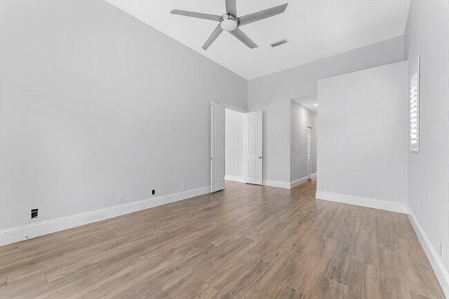Building Photo - 6689 NW 70th Pl