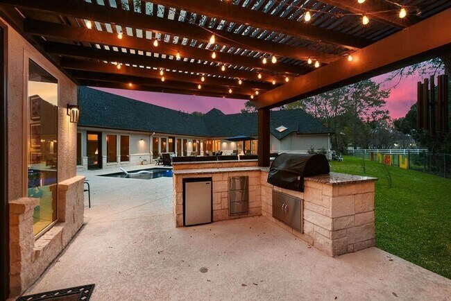 Building Photo - 2911 S Saddlebrook Ln