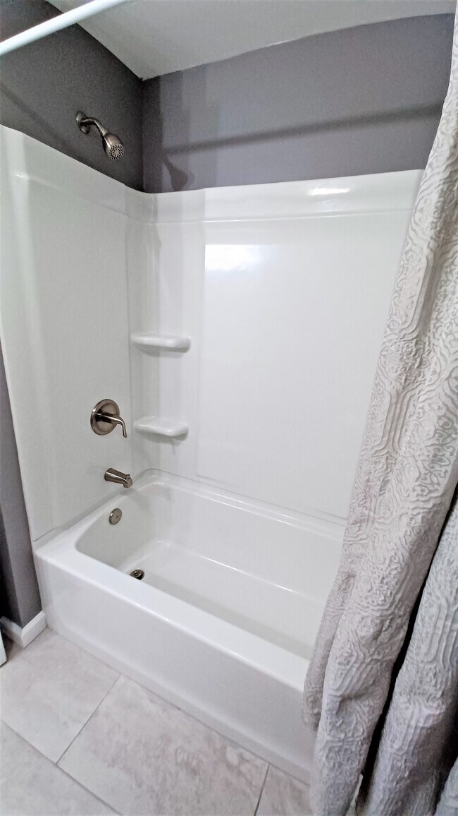 Full Bathroom - 135 Hamilton Ave