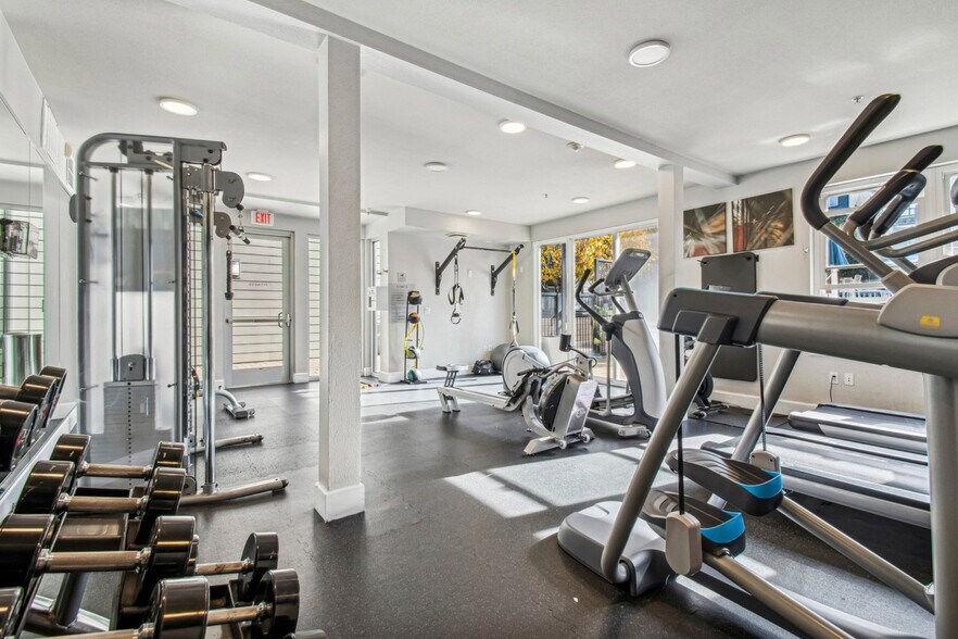 Building Photo - 5684 Bay St