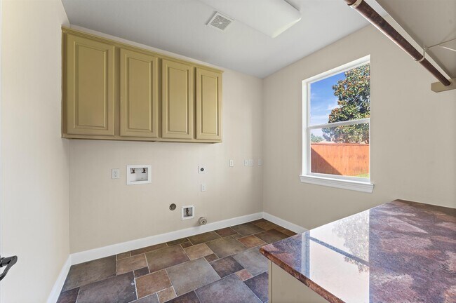 Building Photo - 7 N Beech Springs Cir
