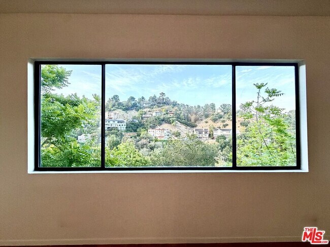 Building Photo - 8743 Hollywood Hills Rd