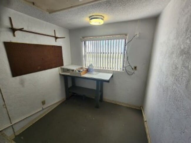 Building Photo - Beachside 3/2/1 Spacious Home