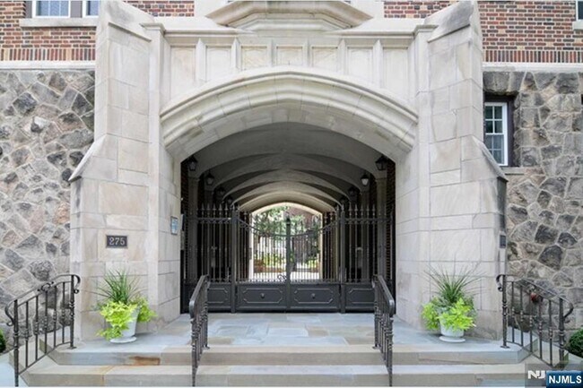Building Photo - 275 Engle St