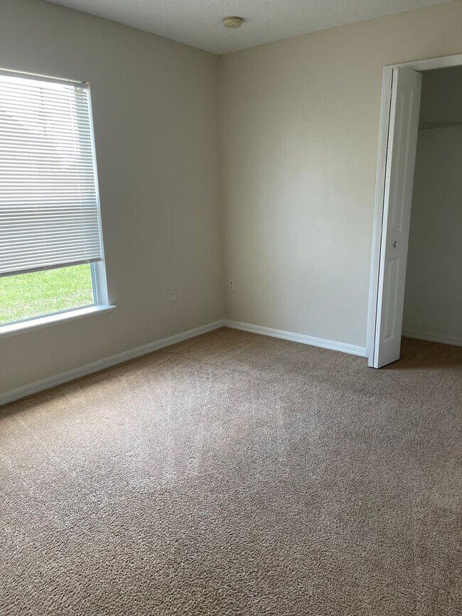 Building Photo - 4 Bedroom, 2 Bathroom, 2 Car Garage Home. Move-in Ready
