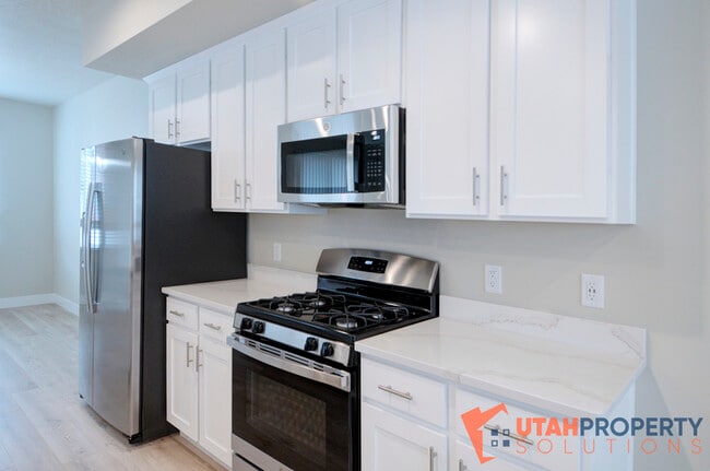 Building Photo - 995 W 360 S