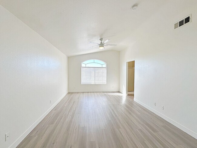 Building Photo - 4 BEDROOM WITH LOFT IN CUL DE SAC IN LONE MOUNTAIN