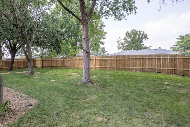 Building Photo - 2701 Poppy Way