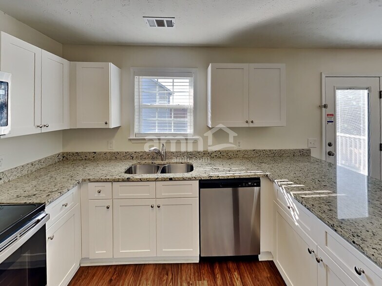 Building Photo - 2114 Debbie Ln