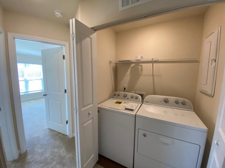 Building Photo - 317 White Oak Ridge Dr