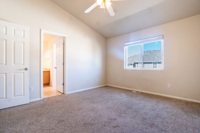 Building Photo - Beautiful townhome on Snow Bowl for Rent!