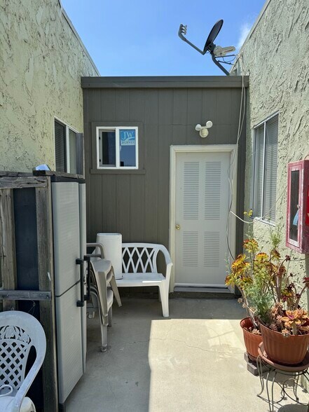 Building Photo - 43 W 52nd St