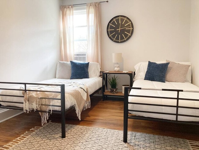 Building Photo - 905 Hill St