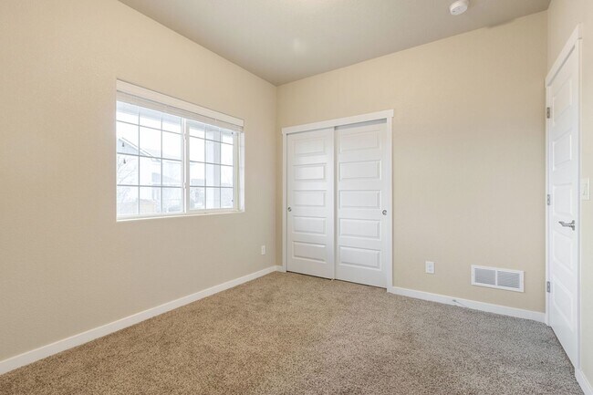 Building Photo - Spacious Modern 5-Bedroom Ranch Home in Hidden Valley Farm