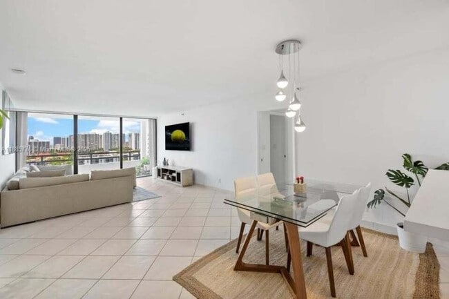 Building Photo - 2 bedroom in Aventura FL 33180