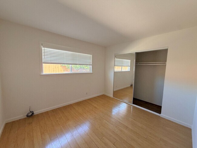 Building Photo - 1445 Sonoma Dr