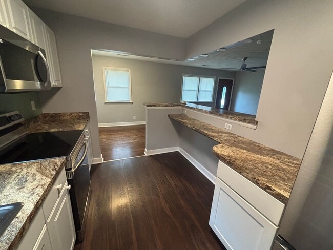Building Photo - Charming 3 Bedroom 1 Bathroom Brick Ranch ...