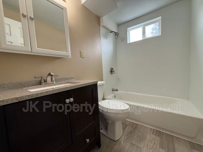 Building Photo - 528 21st Ave NE