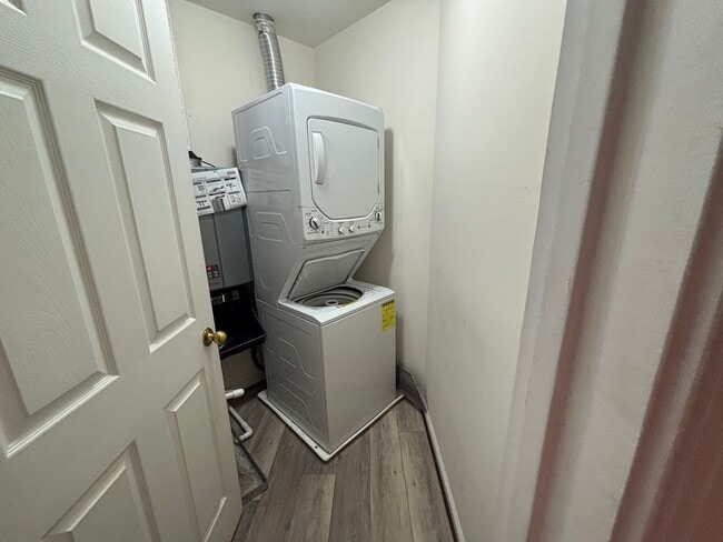 Building Photo - Charming 2 Bedroom Condo Located in York C...