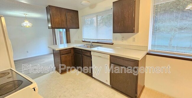 Building Photo - 2870 SE Colusa Ave