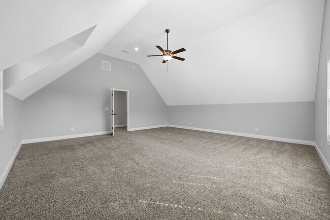 Building Photo - Pet Friendly Four Bedroom with Bonus!