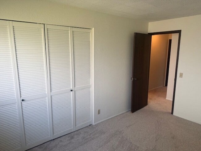 Building Photo - College Gardens