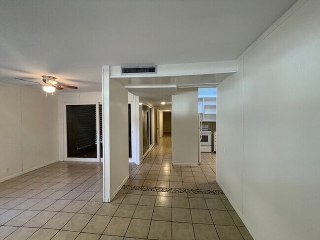 Building Photo - Charming Vintage Duplex