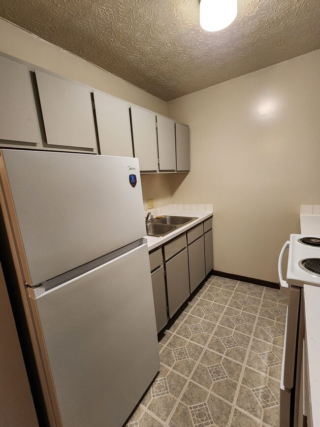 Building Photo - One Bedroom For Rent on Hancock